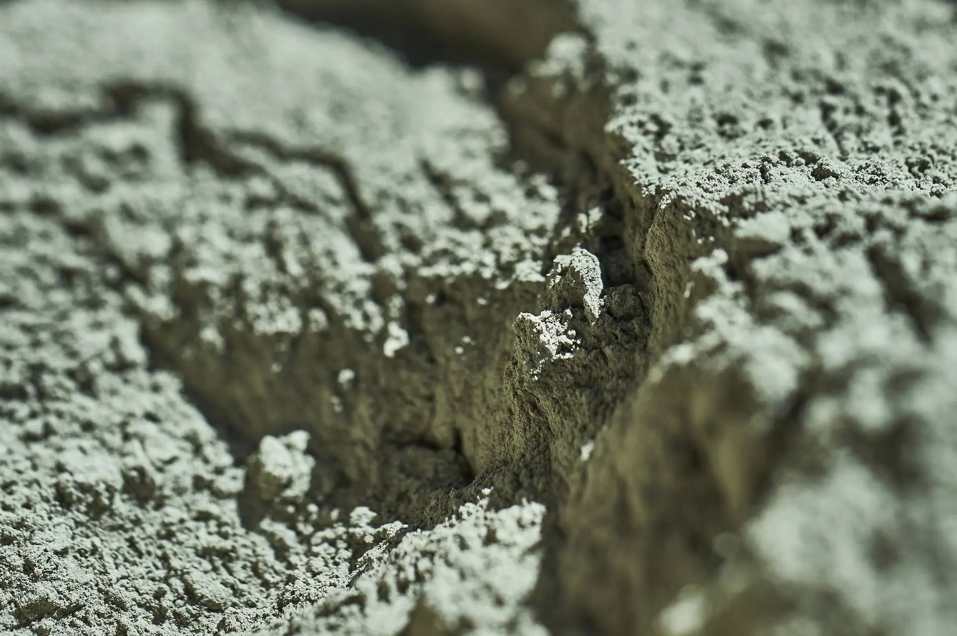 Poudre de béton nuancée utilisée dans la construction.