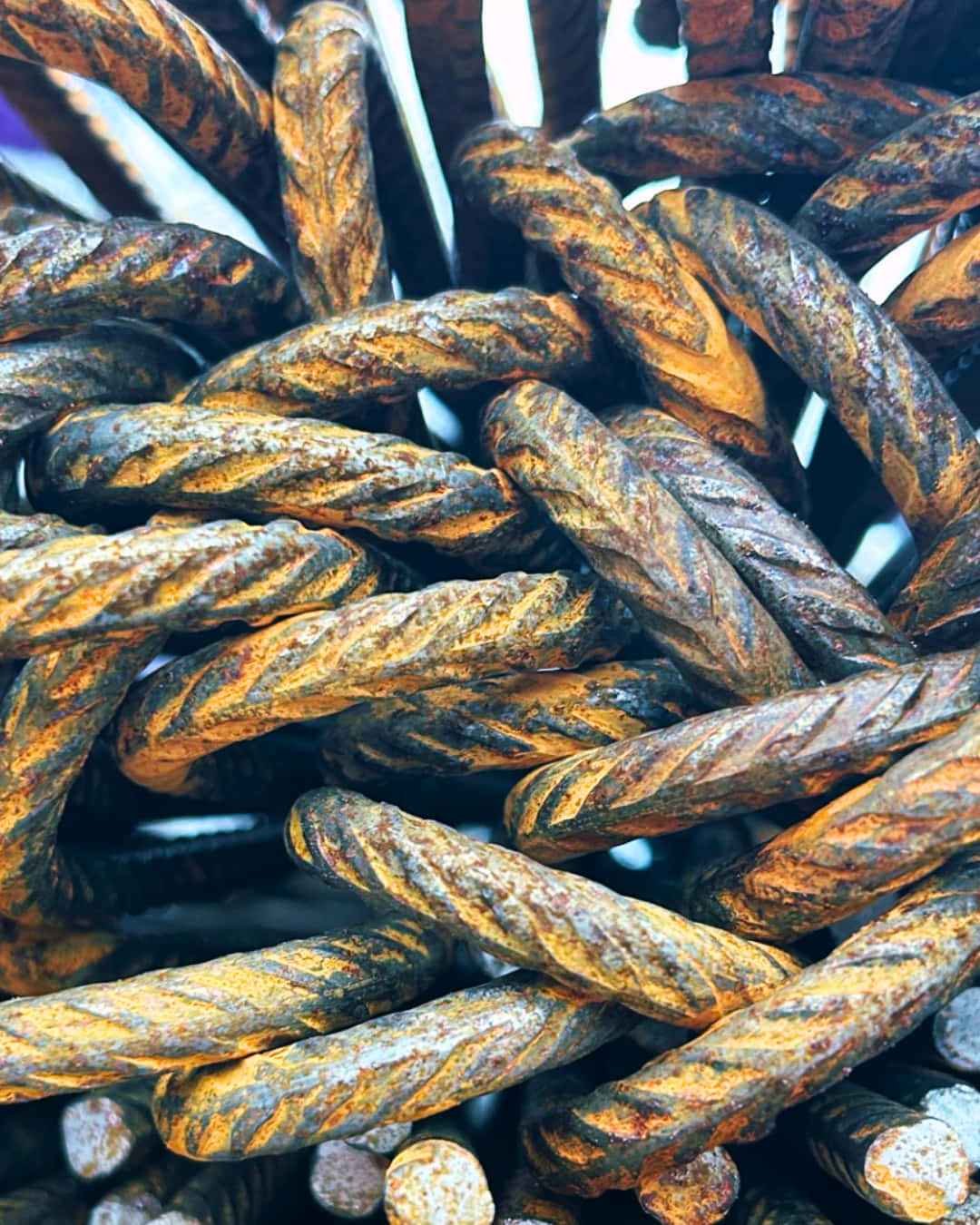 Tiges d'acier torsadées pour construction.