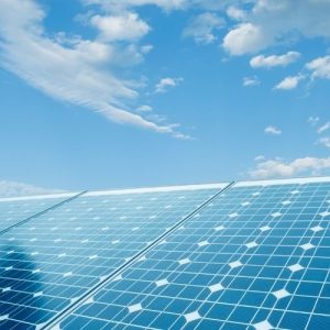 Panneaux solaires sous un ciel bleu.