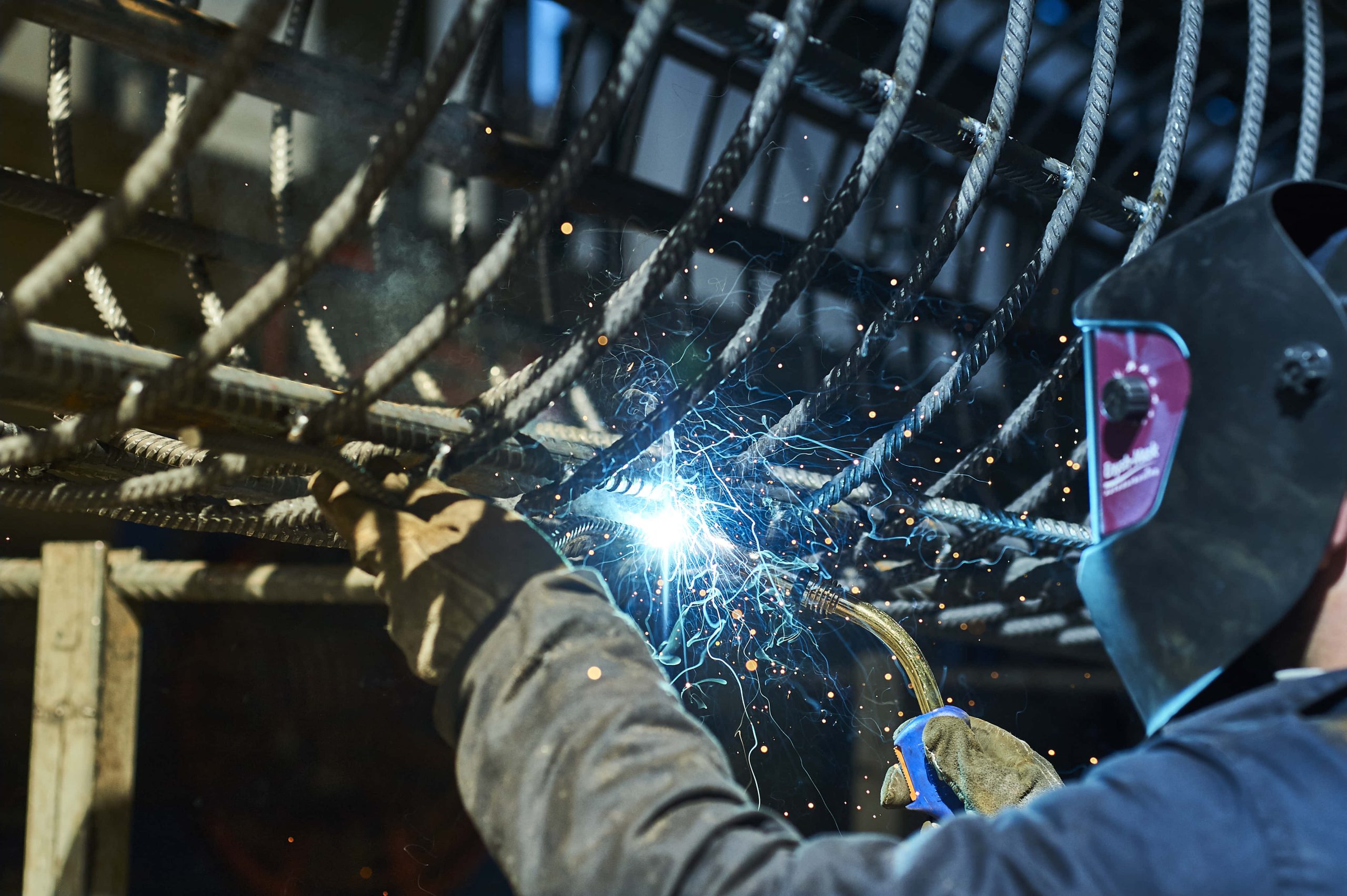 Soudeur travaillant sur une structure métallique.